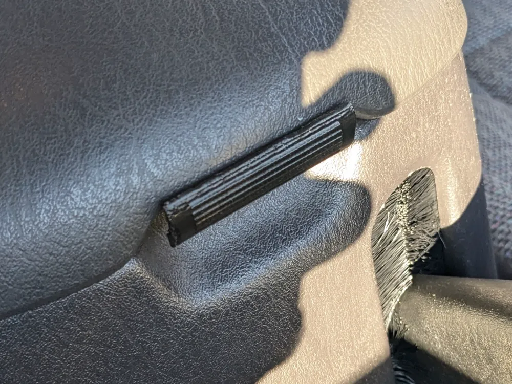 1997-2001 Jeep Cherokee XJ Console Latch, photo 3 of 4 - Console Stands & Mounts, Gaming Accessories