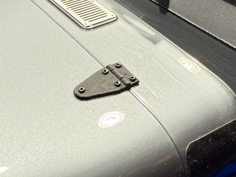 AXIAL JEEP RENEGADE CJ-7 - Motorhaube Scharnier