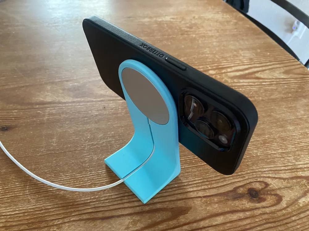 Basic magsafe phonestand - Electronics, in stock in India