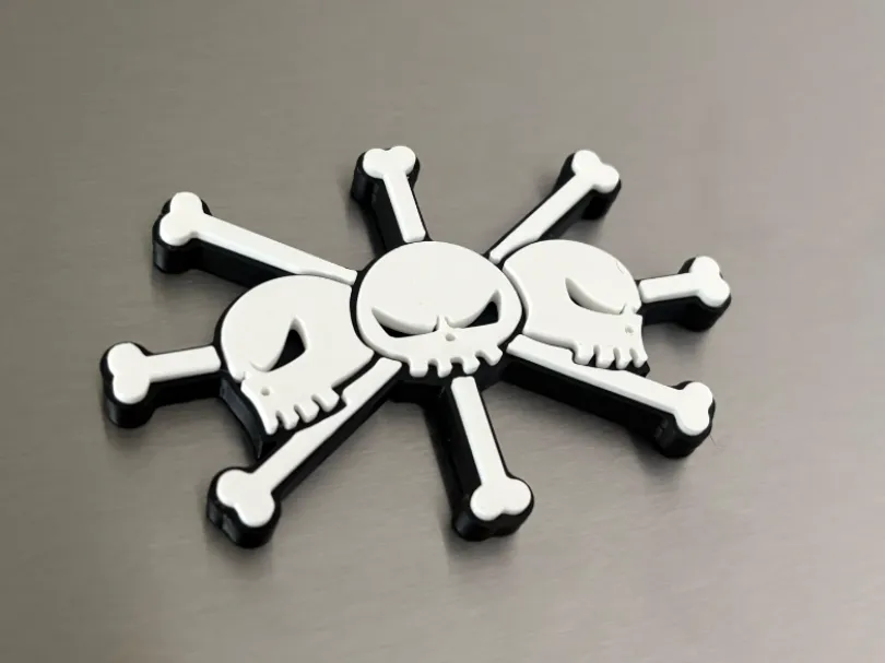Blackbeard Pirates Jolly Roger (One Piece Magnet)