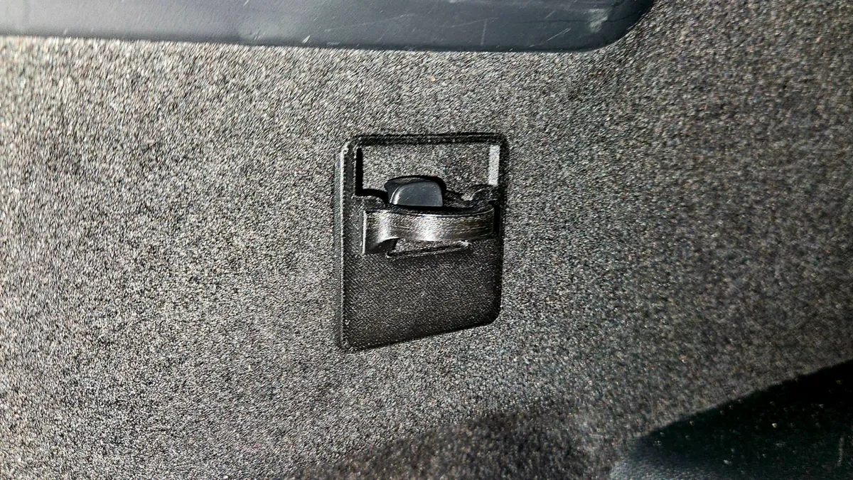 Skoda Kodiaq (2017-2024) Boot Hook D-Ringvehi, photo 3 of 4 - Skoda Kodiaq (2017-2024) Boot Hook D-Ringvehi Hobby & DIY