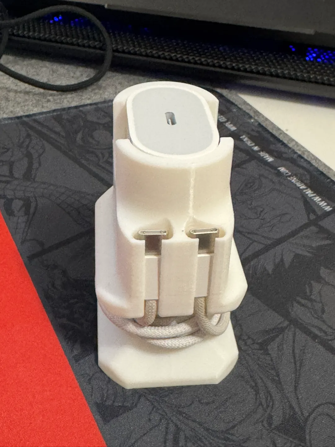 Apple 20W Charger Organizer, photo 2 of 4 - Apple 20W Charger Organizer Tools