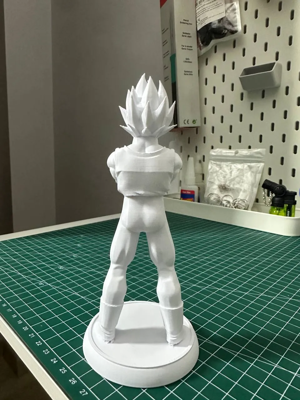 Vegeta figura and SINGLE COLOR, photo 4 of 4 - Vegeta figura and SINGLE COLOR Figurines & Collectibles