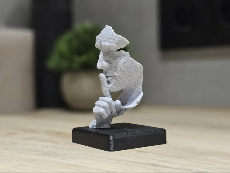 Escultura fragmentada gesto de silencio