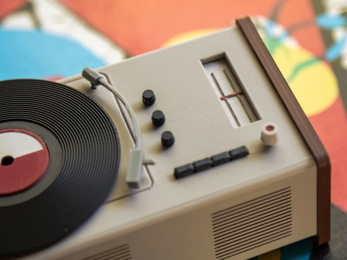 Headphone Charger - Classic Turntable, photo 2 of 3 - Headphone Charger - Classic Turntable Mobile & Device Accessories