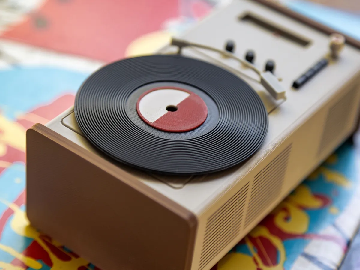 Headphone Charger - Classic Turntable, photo 3 of 3 - Headphone Charger - Classic Turntable Mobile & Device Accessories