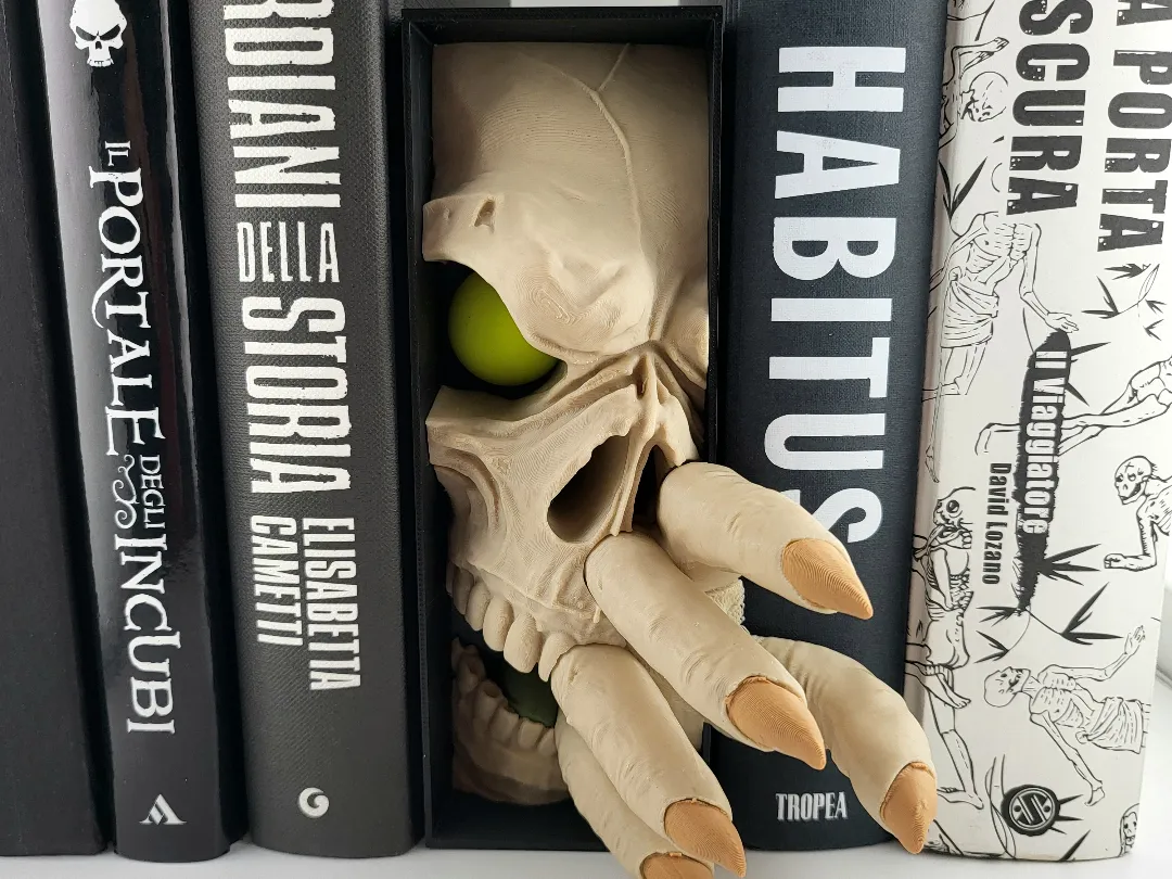 Skeleton Book Nook, Horror