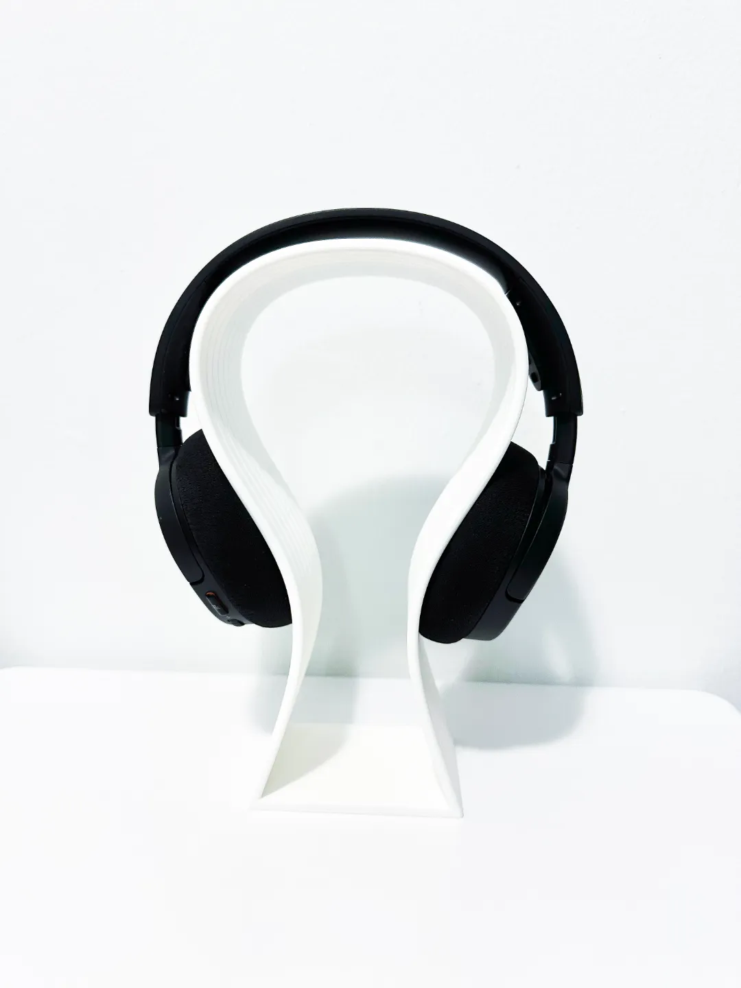 Modern Headphone Stand, photo 2 of 3 - Modern Headphone Stand Mobile & Device Accessories