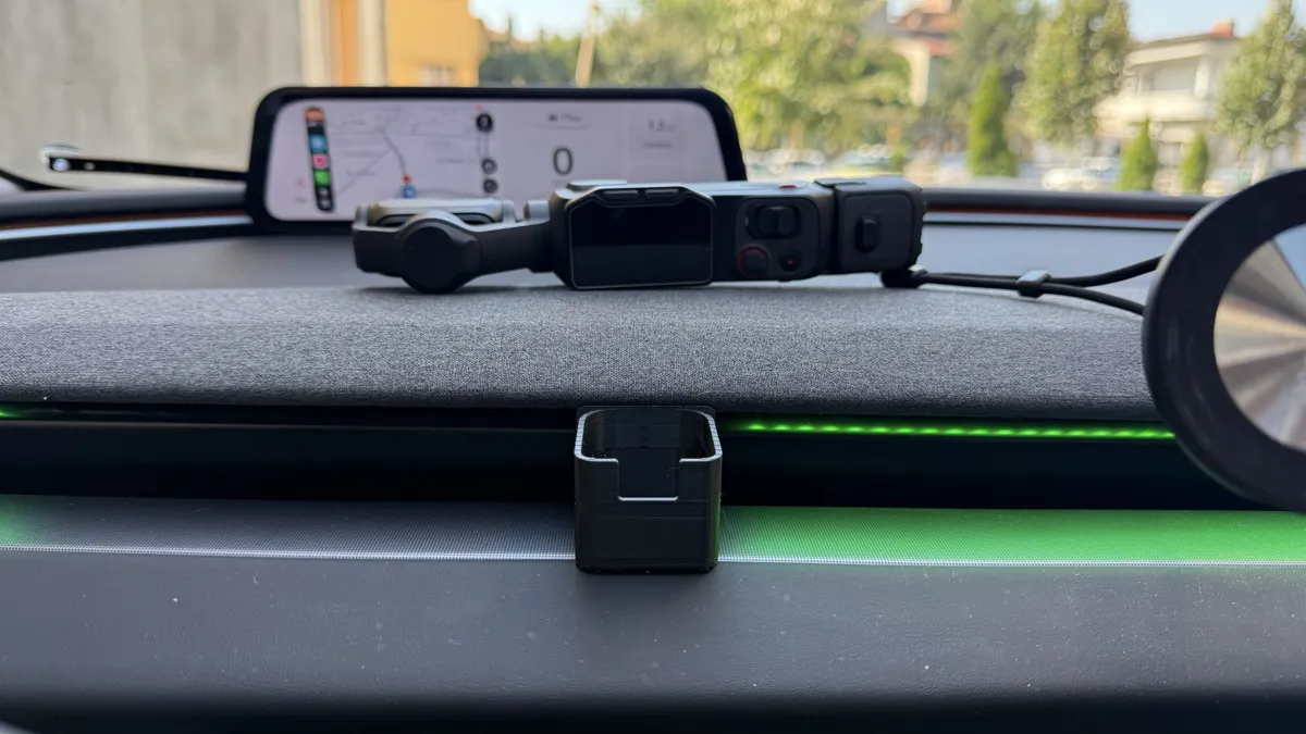 Insta360 Luna Ultra Vent Mount for Tesla Model 3, photo 2 of 4 - Insta360 Luna Ultra Vent Mount for Tesla Model 3 Camera & Photography