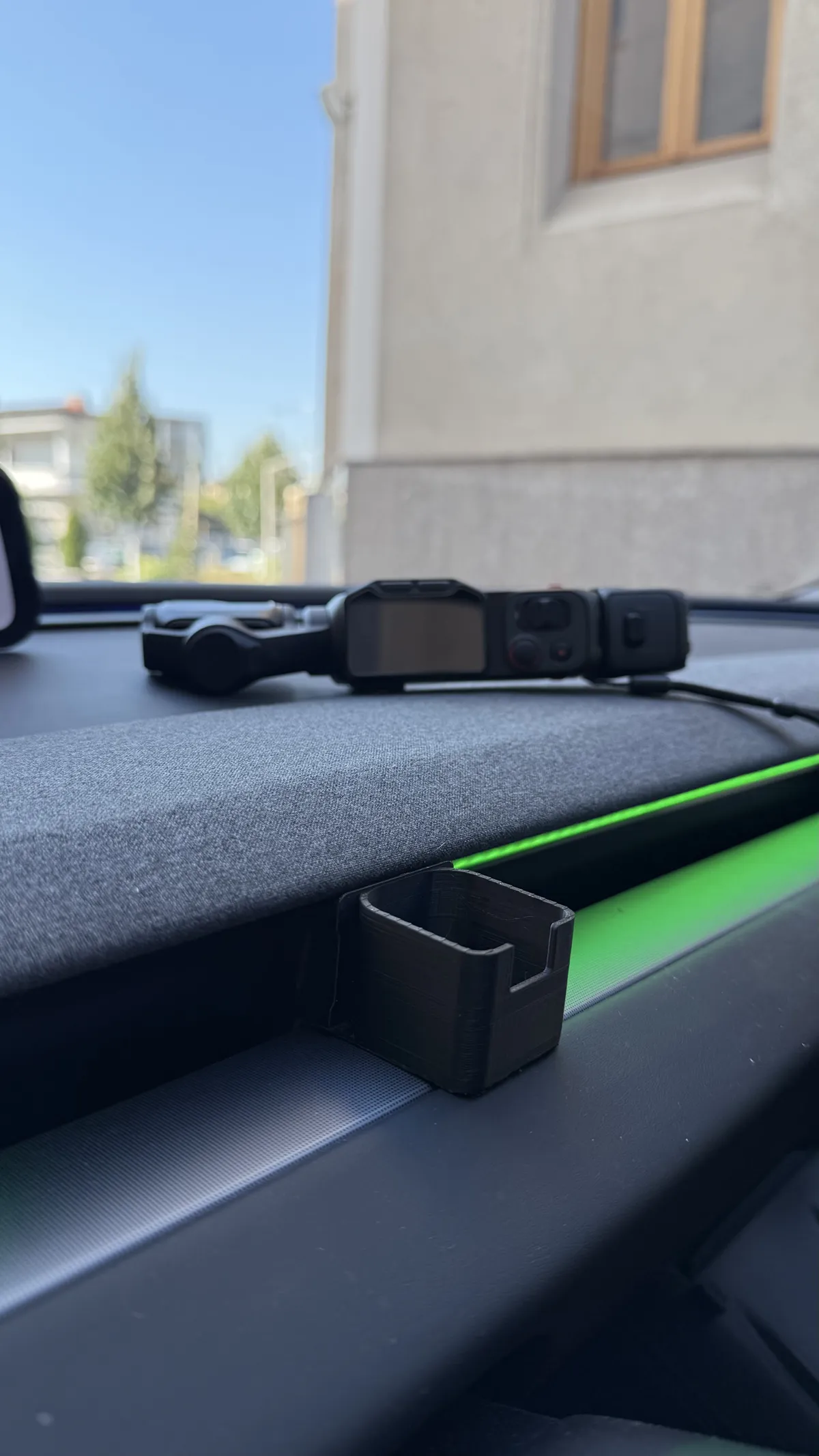Insta360 Luna Ultra Vent Mount for Tesla Model 3, photo 3 of 4 - Insta360 Luna Ultra Vent Mount for Tesla Model 3 Camera & Photography