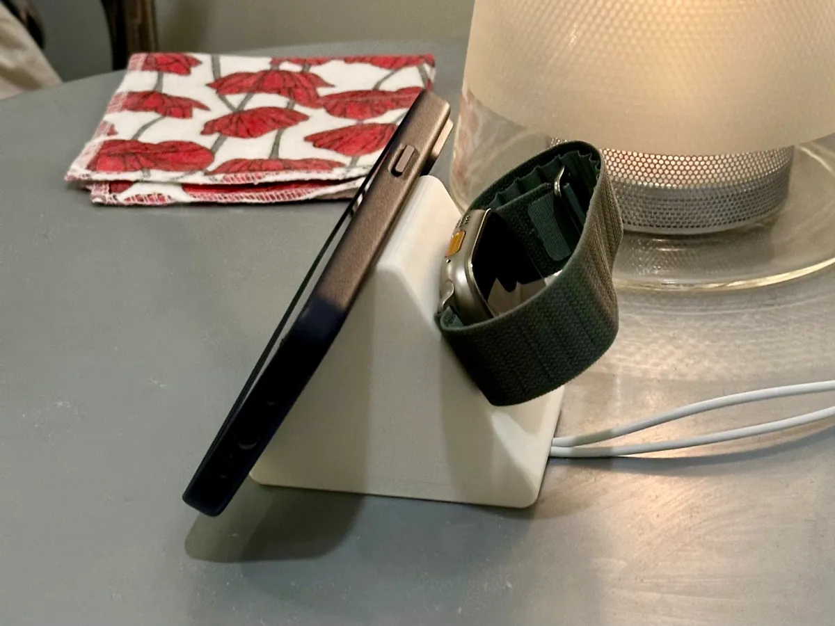 Triangular "StandBy Mode" Dock for iPhone, photo 2 of 3 - Triangular "StandBy Mode" Dock for iPhone Household