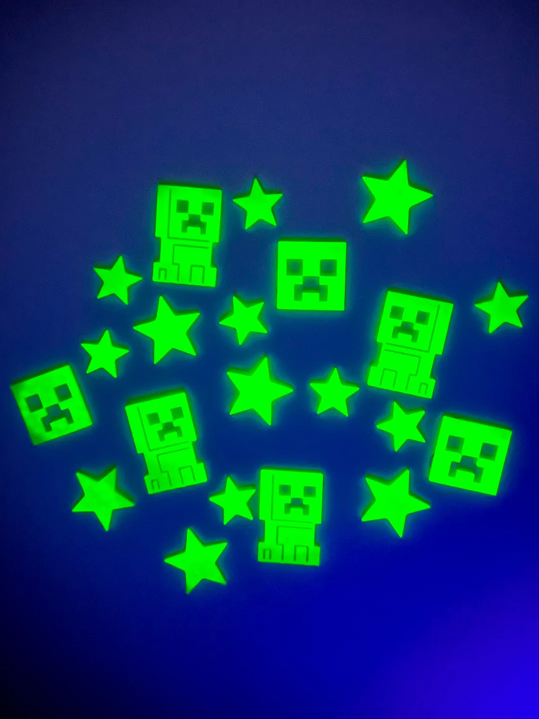 Minecraft GLOW-IN-THE-DARK Creeper Stars, photo 2 of 4 - Minecraft GLOW-IN-THE-DARK Creeper Stars Figurines & Collectibles