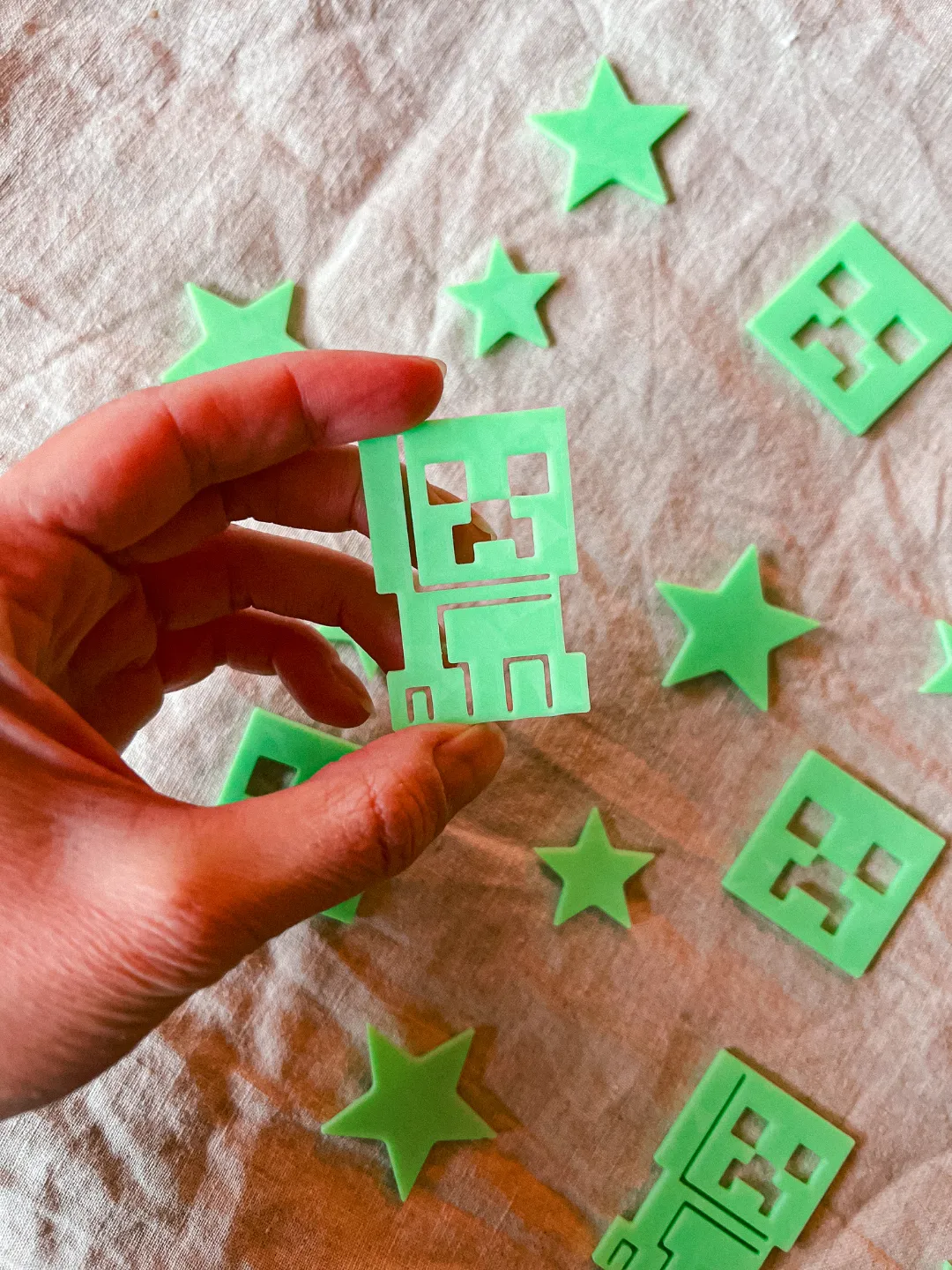 Minecraft GLOW-IN-THE-DARK Creeper Stars, photo 3 of 4 - Minecraft GLOW-IN-THE-DARK Creeper Stars Figurines & Collectibles