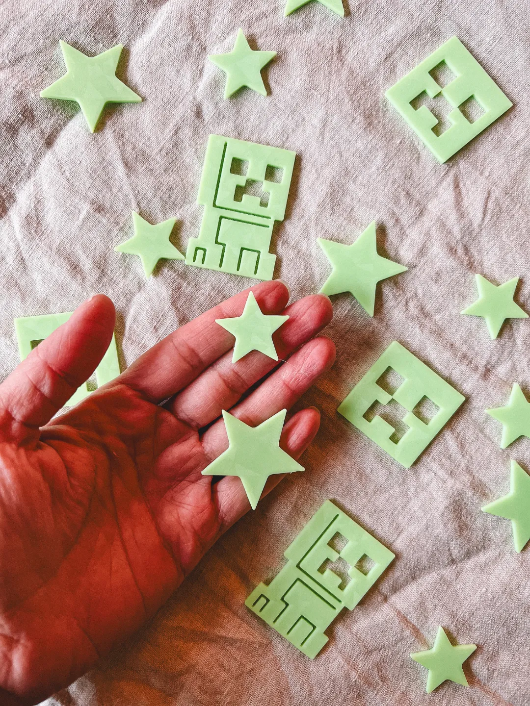 Minecraft GLOW-IN-THE-DARK Creeper Stars, photo 4 of 4 - Minecraft GLOW-IN-THE-DARK Creeper Stars Figurines & Collectibles