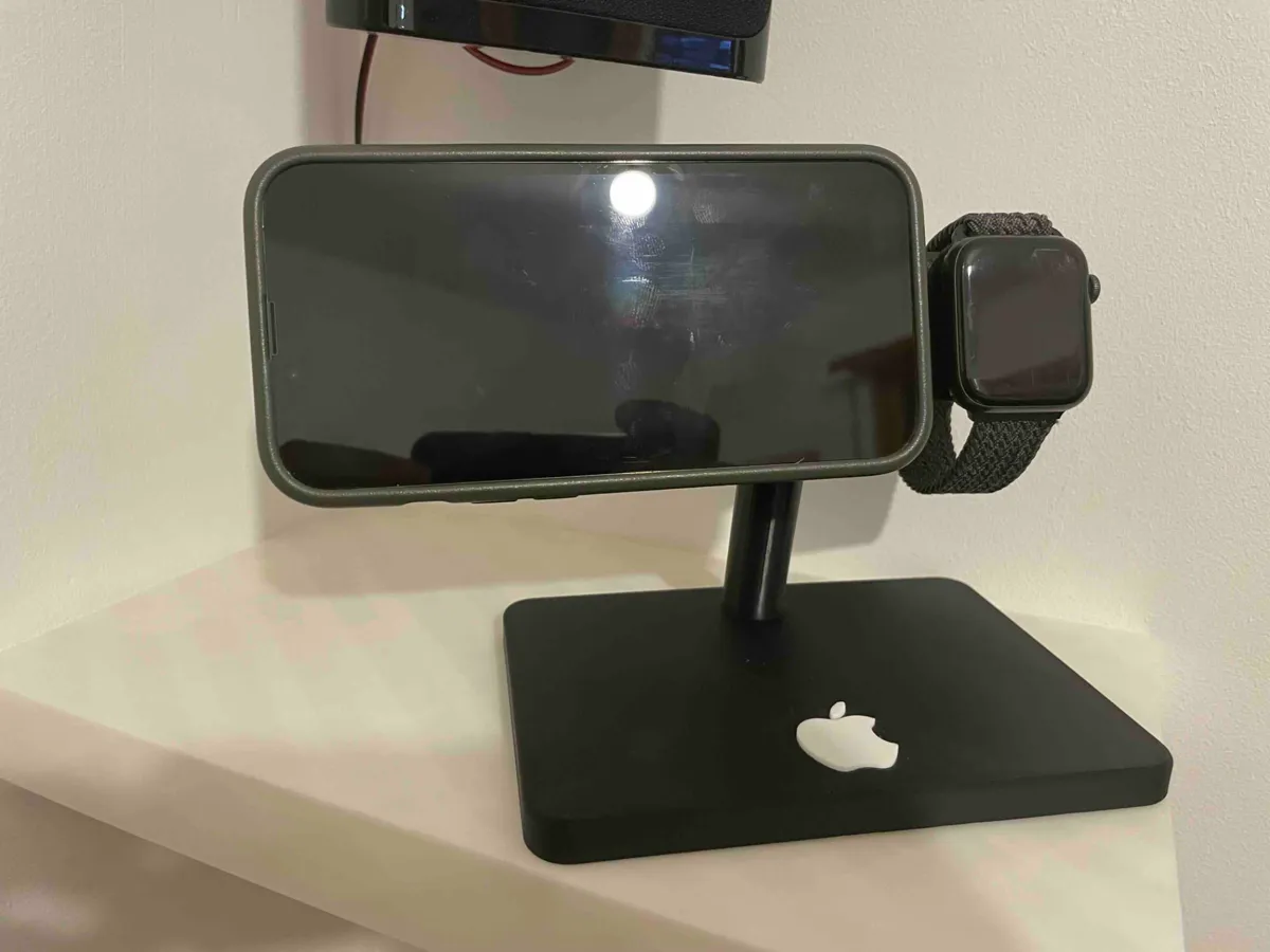 MagSafe Charger Stand for iPhone and Apple Watch, photo 4 of 4 - MagSafe Charger Stand for iPhone and Apple Watch Tools