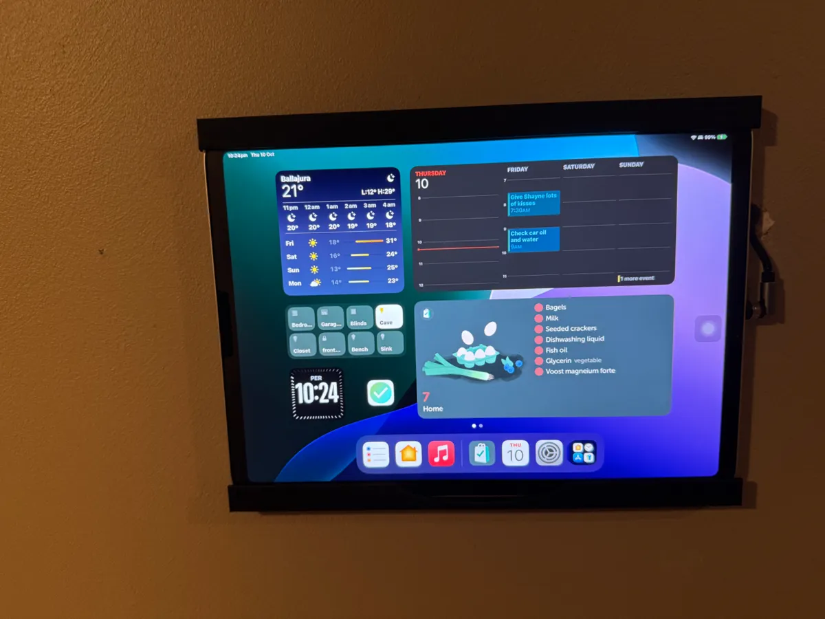 Wall mount with outer frame for iPad Pro 2018, photo 2 of 3 - Wall mount with outer frame for iPad Pro 2018 Hobby & DIY