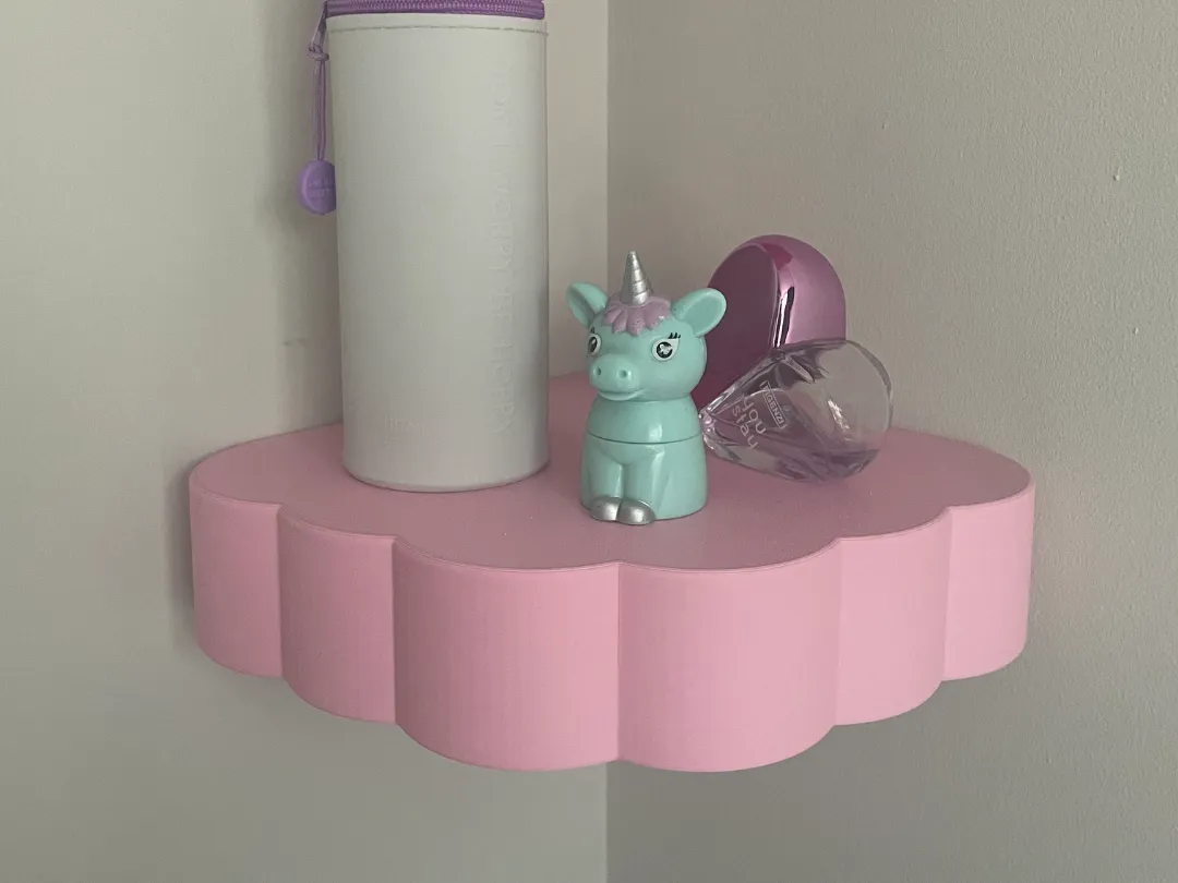 Cloud-shaped corner shelf