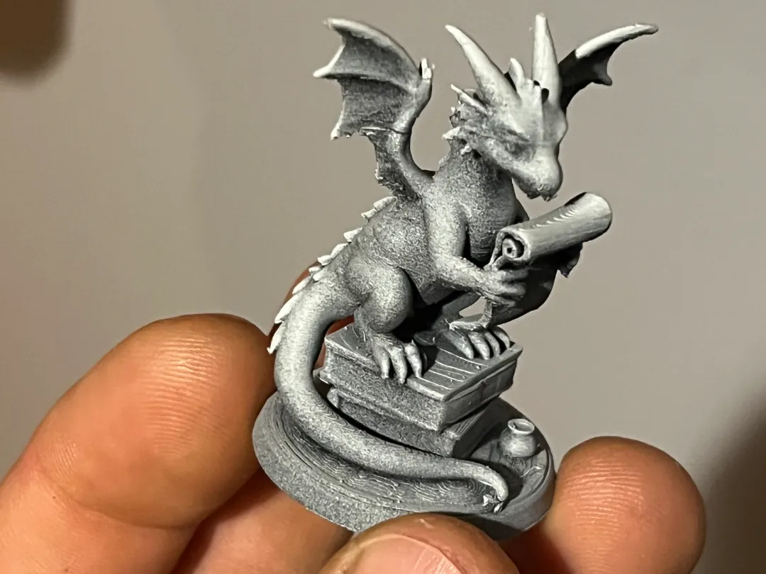 miniature dragon de bibliotheque dnd