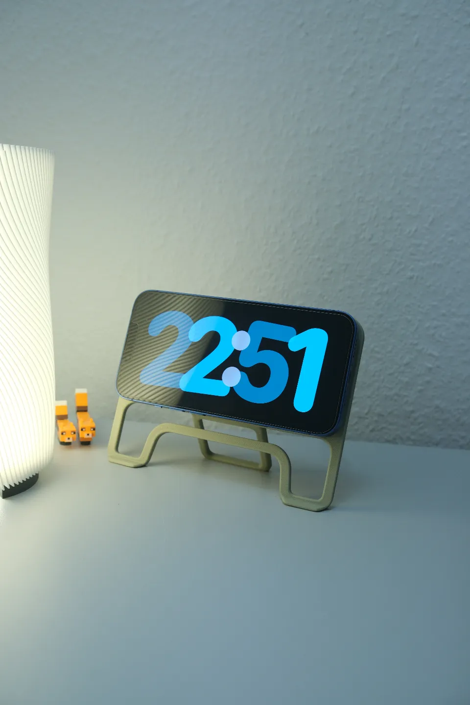 Retro Display Inspired MagSafe iPhone Stand, photo 2 of 4 - Retro Display Inspired MagSafe iPhone Stand Hobby & DIY