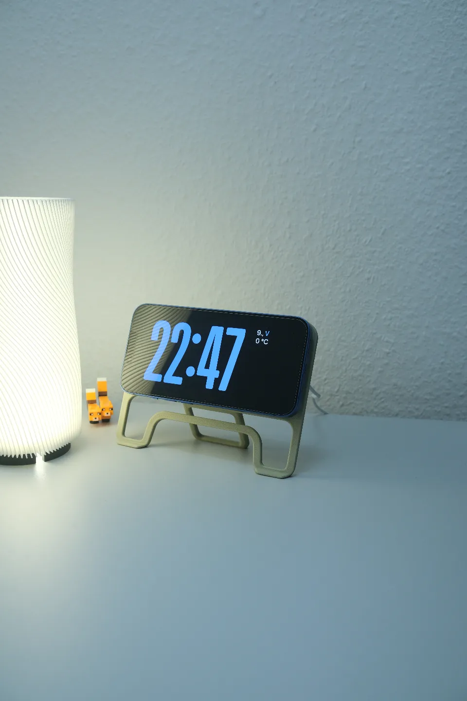 Retro Display Inspired MagSafe iPhone Stand, photo 4 of 4 - Retro Display Inspired MagSafe iPhone Stand Hobby & DIY