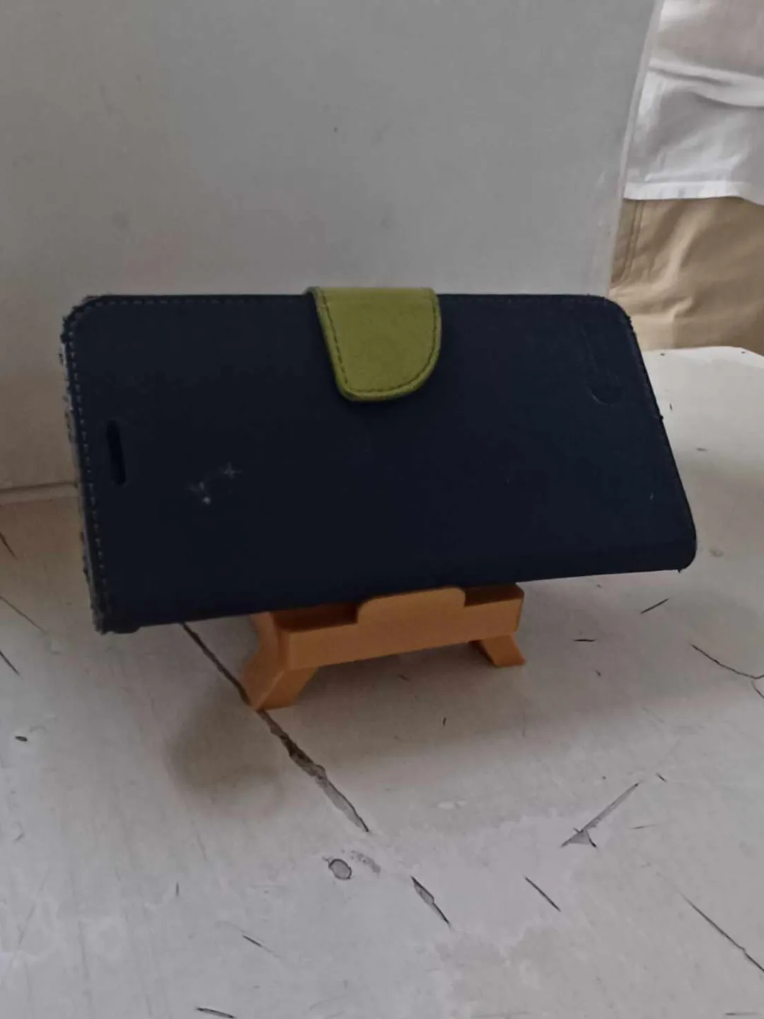 Foldable Portable Phone Stand, photo 3 of 4 - Foldable Portable Phone Stand Tools