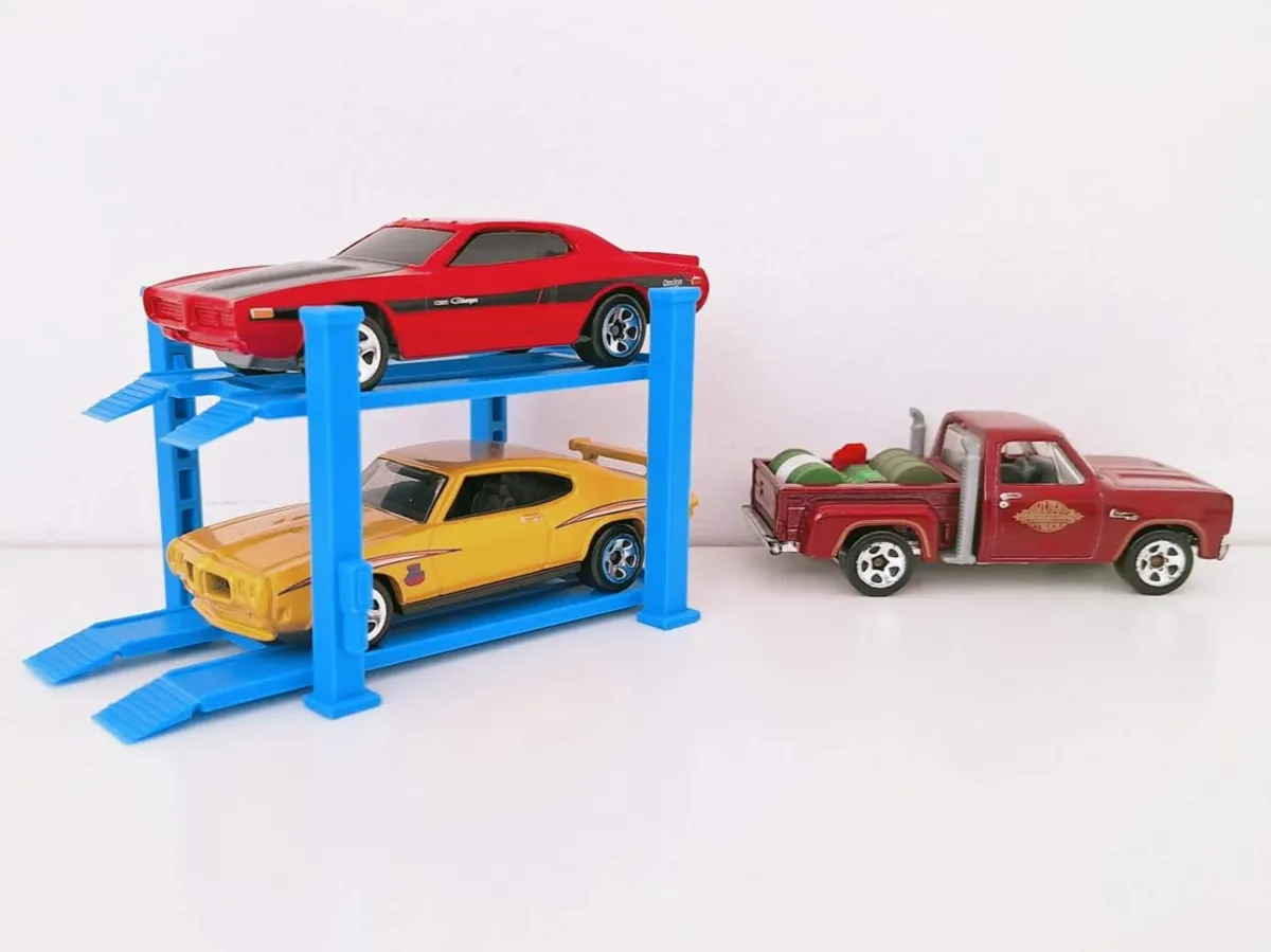 Adjustable height 4-post car lift in 1:64 scale