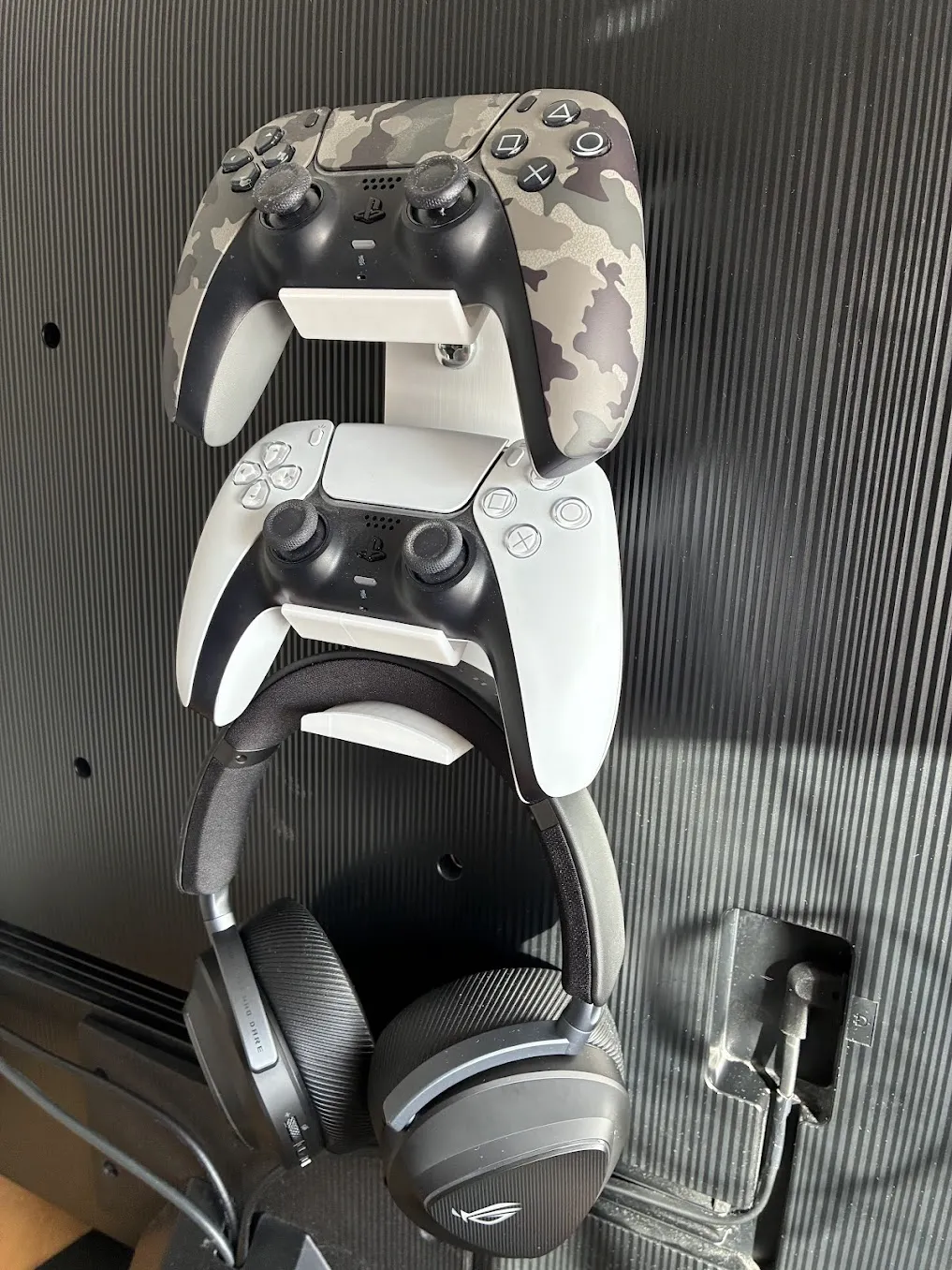 Support manettes PS5 et casque sur fixation VESA, photo 3 of 4 - Support manettes PS5 et casque sur fixation VESA Desk & Office