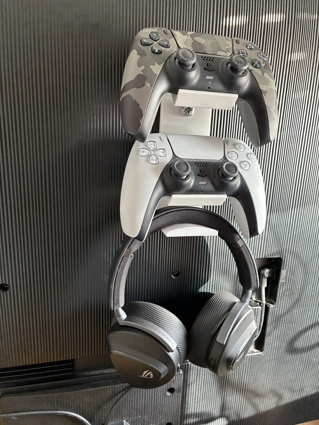 Support manettes PS5 et casque sur fixation VESA, photo 4 of 4 - Support manettes PS5 et casque sur fixation VESA Desk & Office