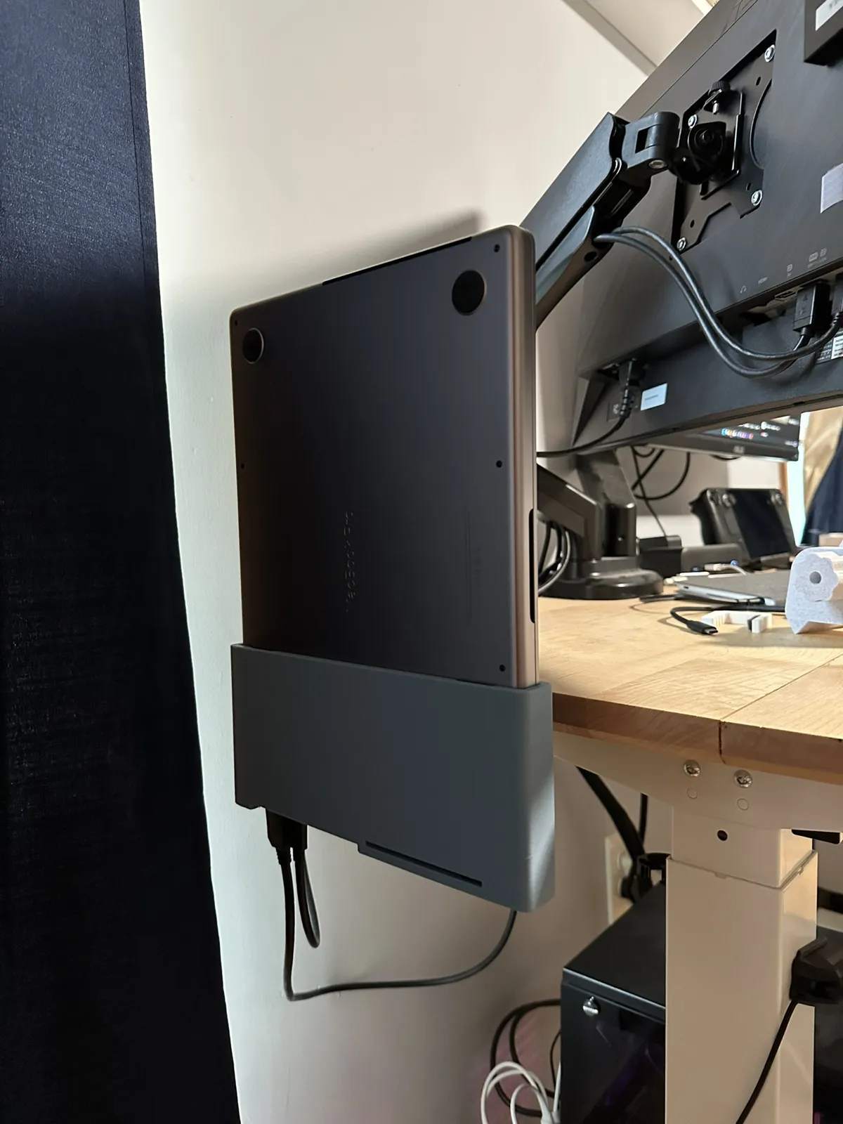 Vertical MacBook Pro 14" Desk Clamp Holder - Gadgets, in stock in India