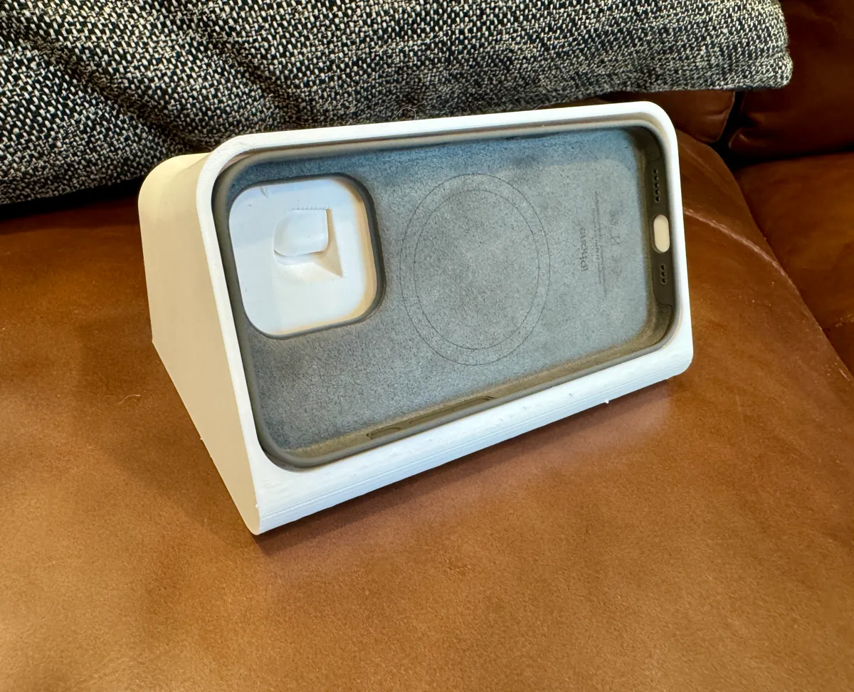 Compact iPhone 16 Pro Dock, photo 2 of 3 - Compact iPhone 16 Pro Dock Household