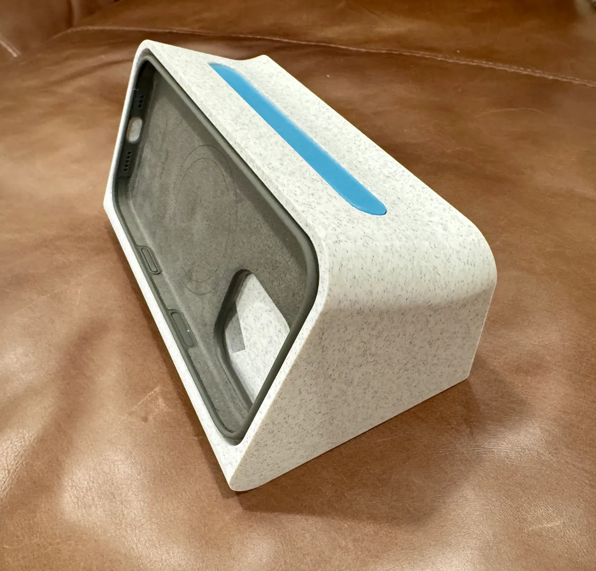 Compact iPhone 16 Pro Dock, photo 3 of 3 - Compact iPhone 16 Pro Dock Household