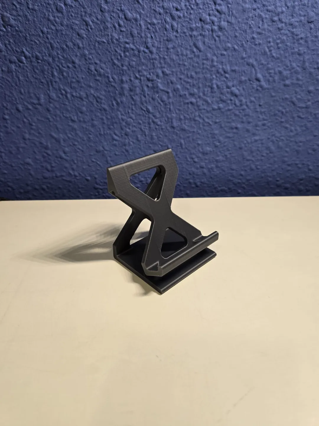 Minimalist phone holder, photo 2 of 4 - Minimalist phone holder Tools