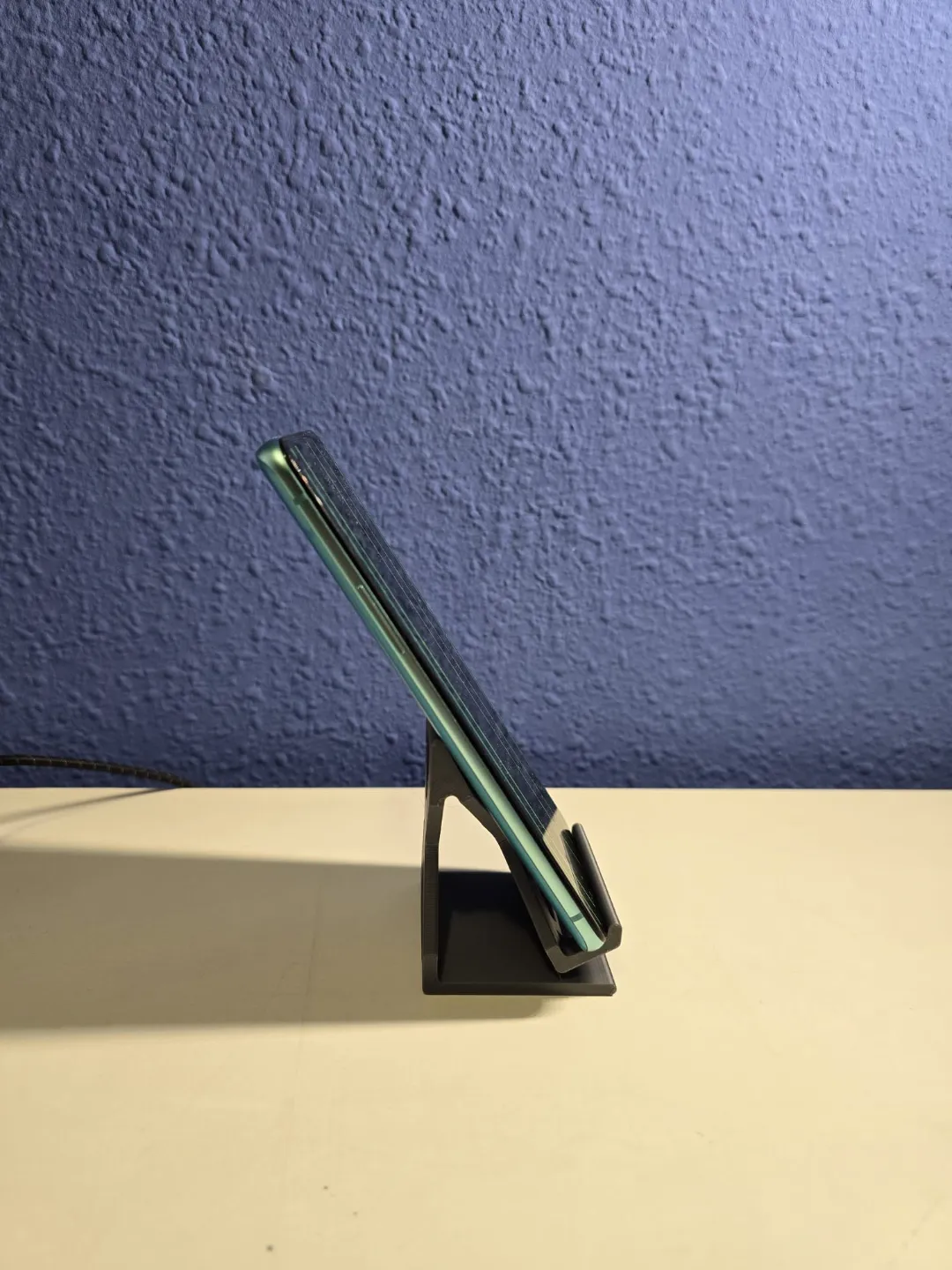 Minimalist phone holder, photo 3 of 4 - Minimalist phone holder Tools