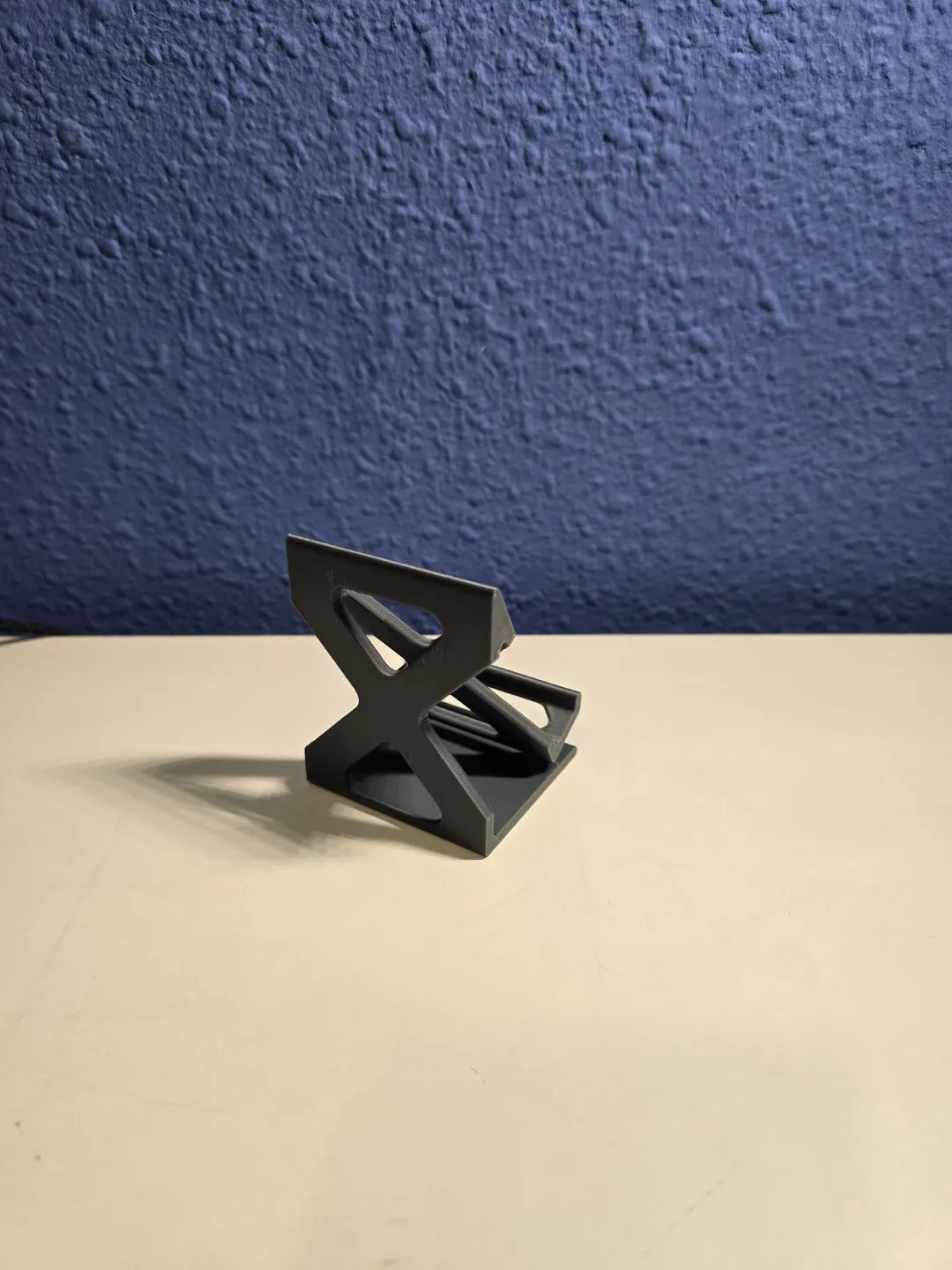 Minimalist phone holder, photo 4 of 4 - Minimalist phone holder Tools