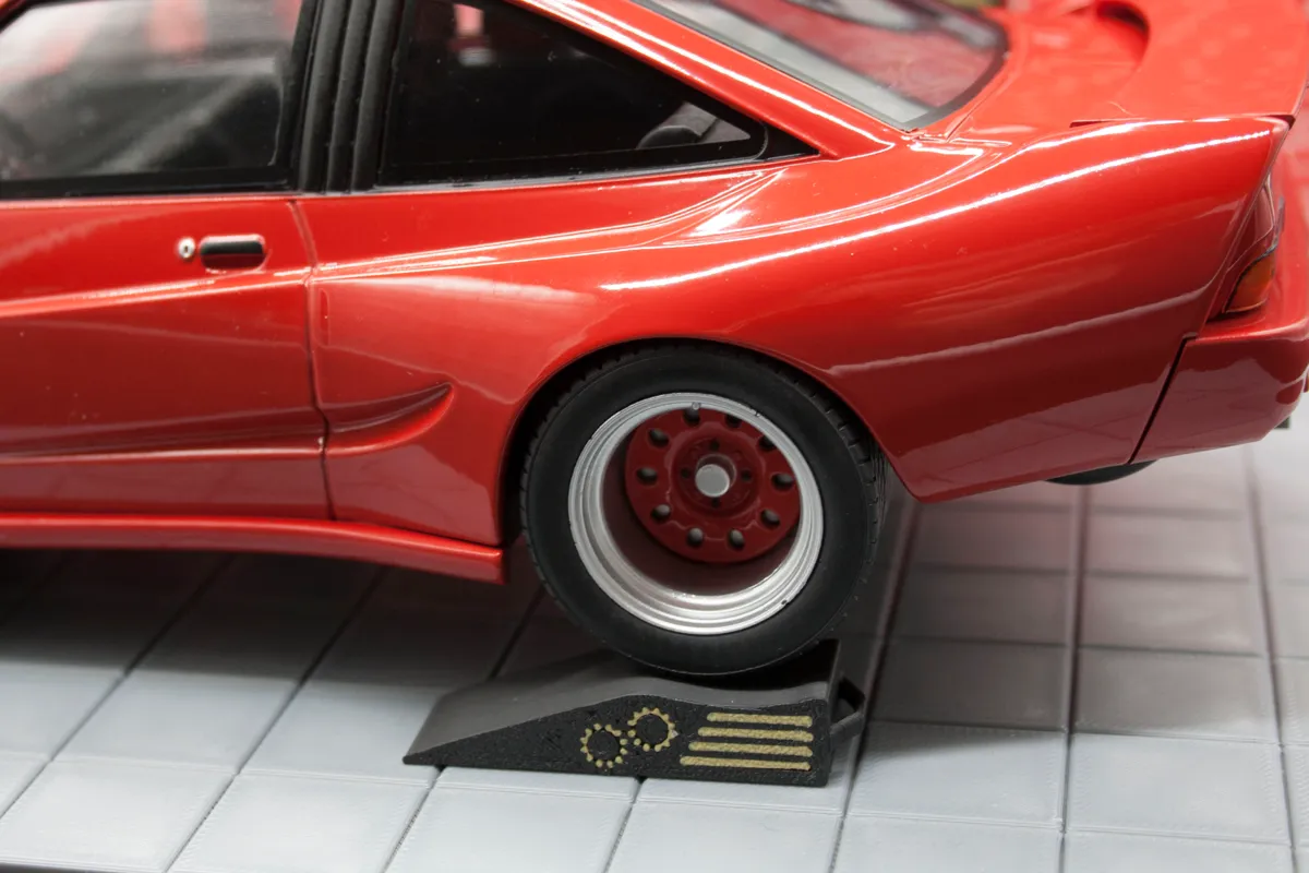 Miniature car ramp for diorama, scale 1:18, photo 2 of 3 - Miniature car ramp for diorama, scale 1:18 Figurines & Collectibles