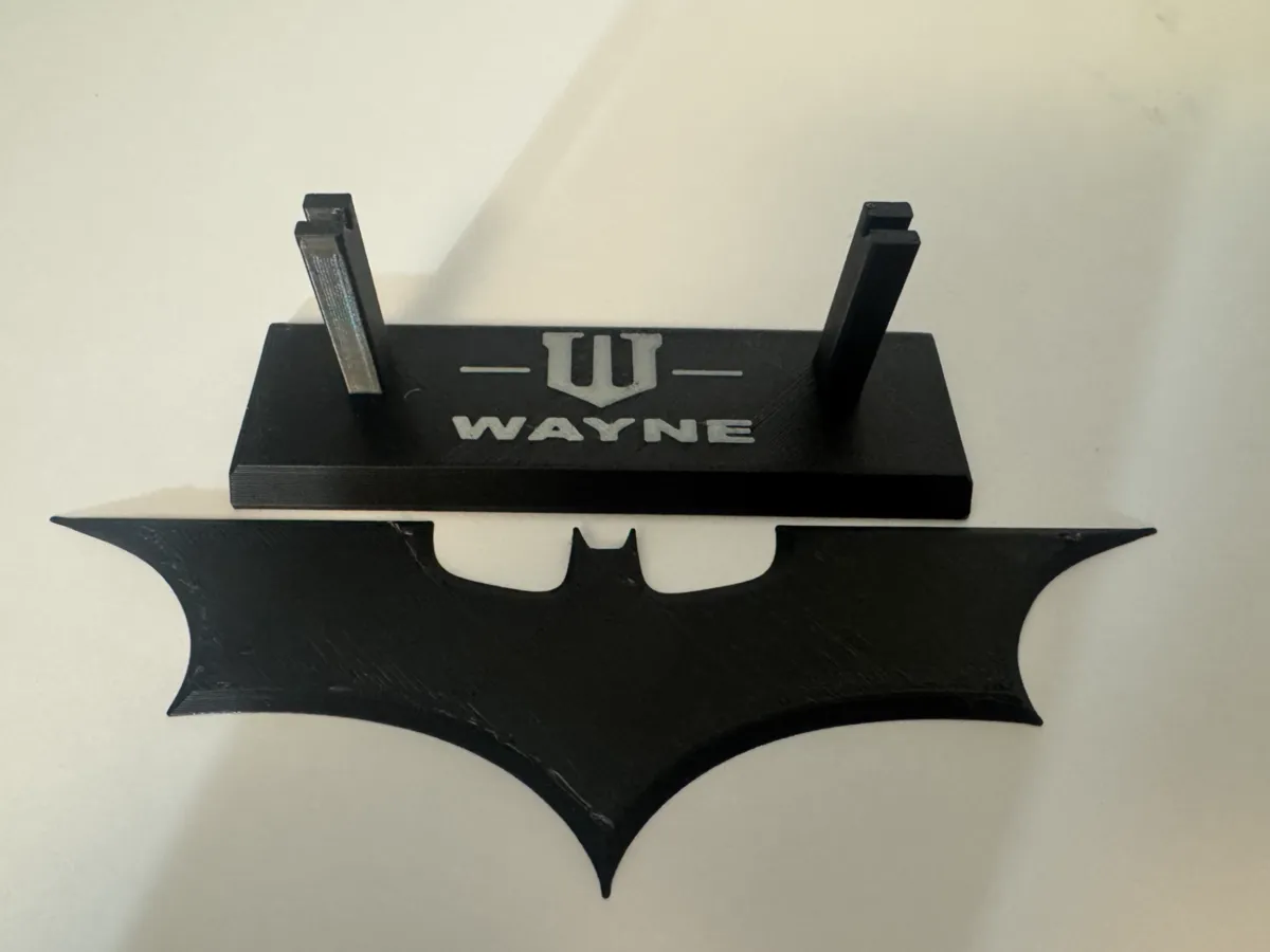 Batman The Dark Knight Batarang And Display Stand