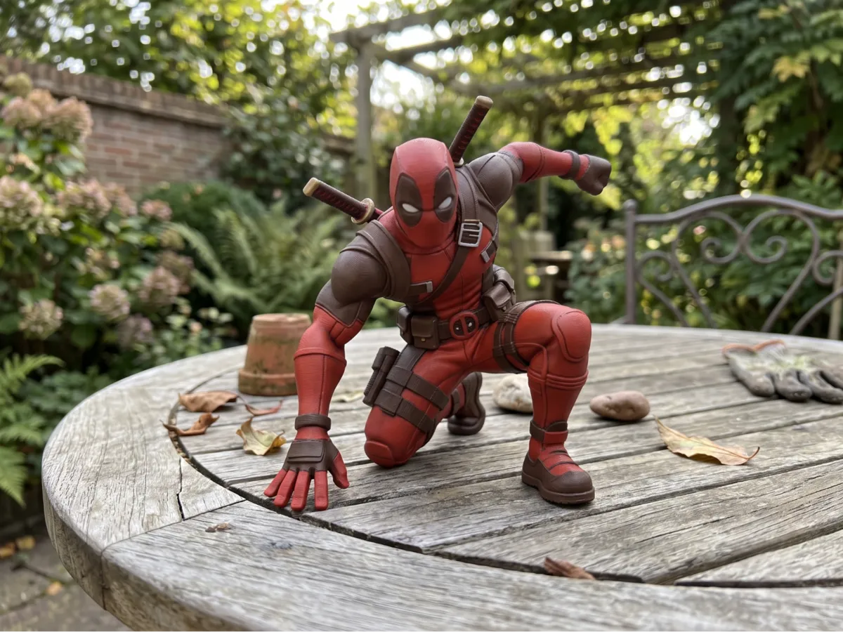 Deadpool Action Pose Figure / Desk Ornament