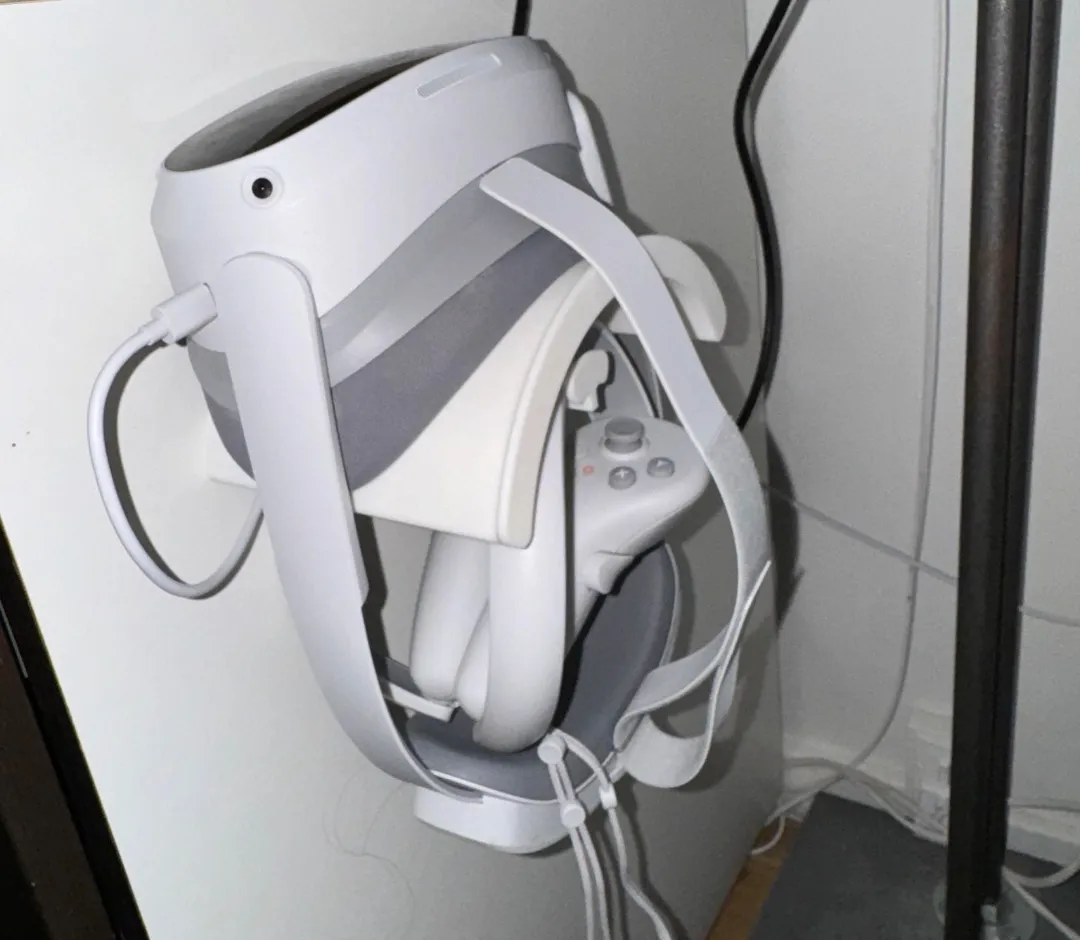 VR Headset holder for Wall or Alu Profile - Pico 4