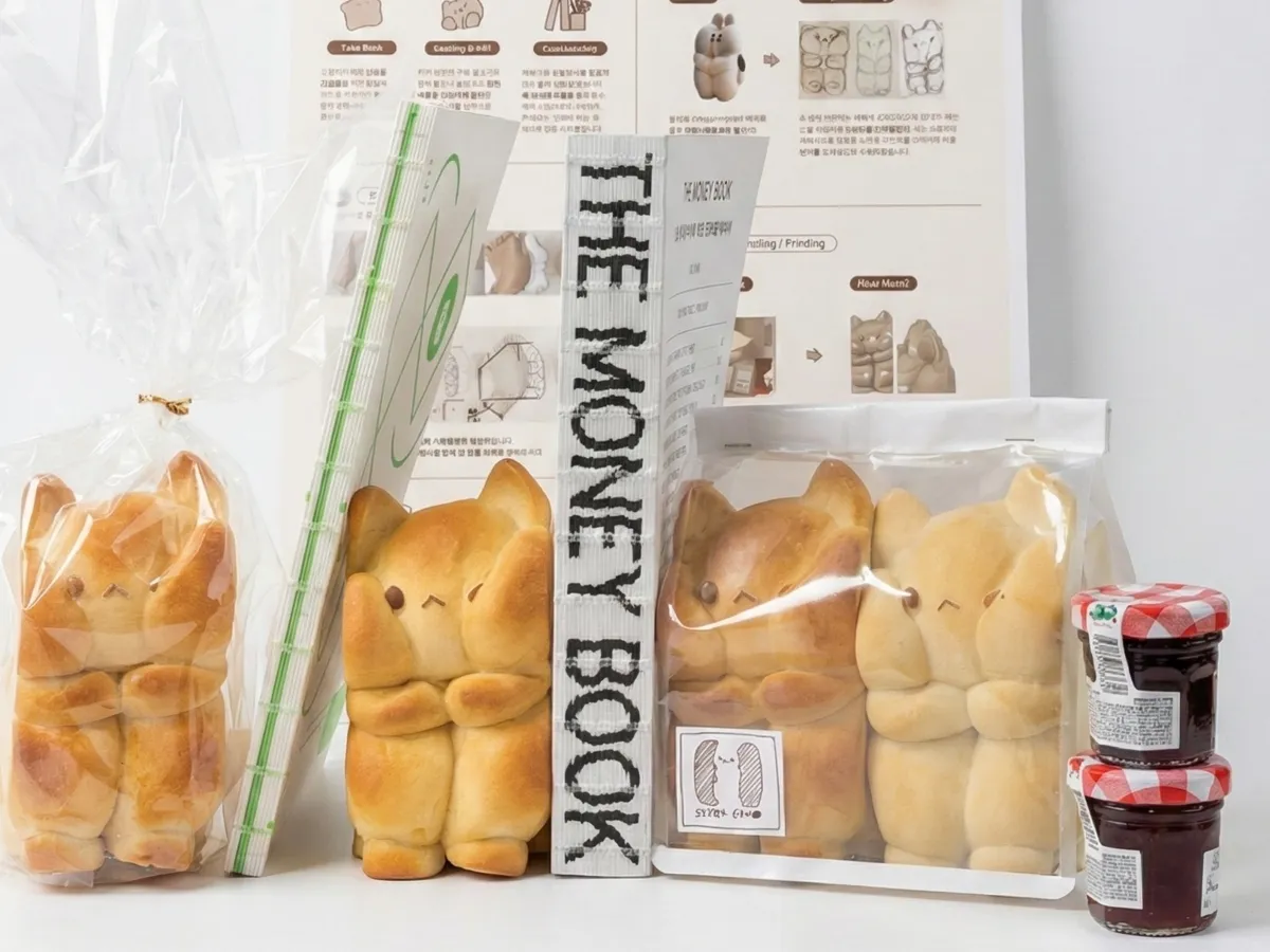Smoosh Cat : The Squished Bookend & Pen Holder