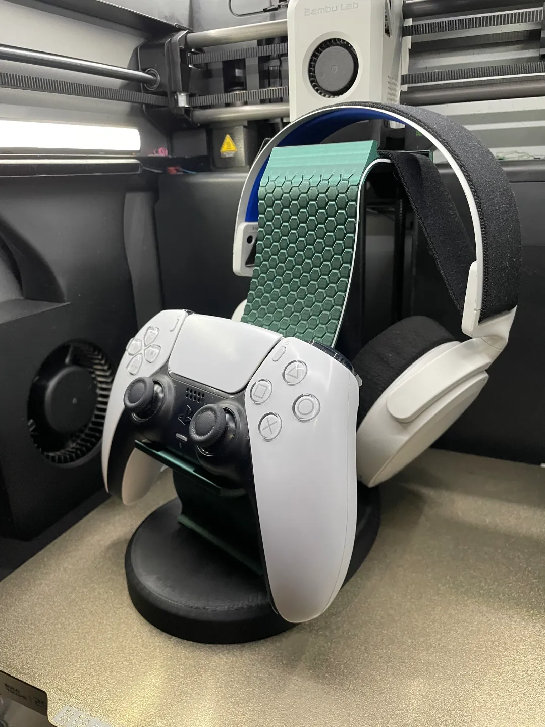 PS5 Controller & Headphone Stand, photo 3 of 4 - PS5 Controller & Headphone Stand Hobby & DIY