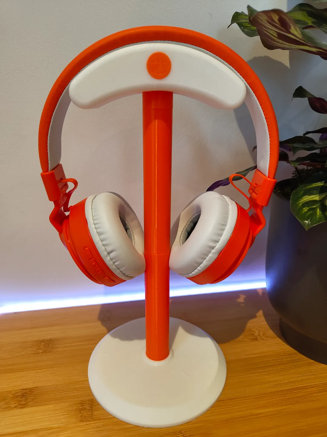 Yoto Wireless Headphone Stand, photo 2 of 4 - Yoto Wireless Headphone Stand Household