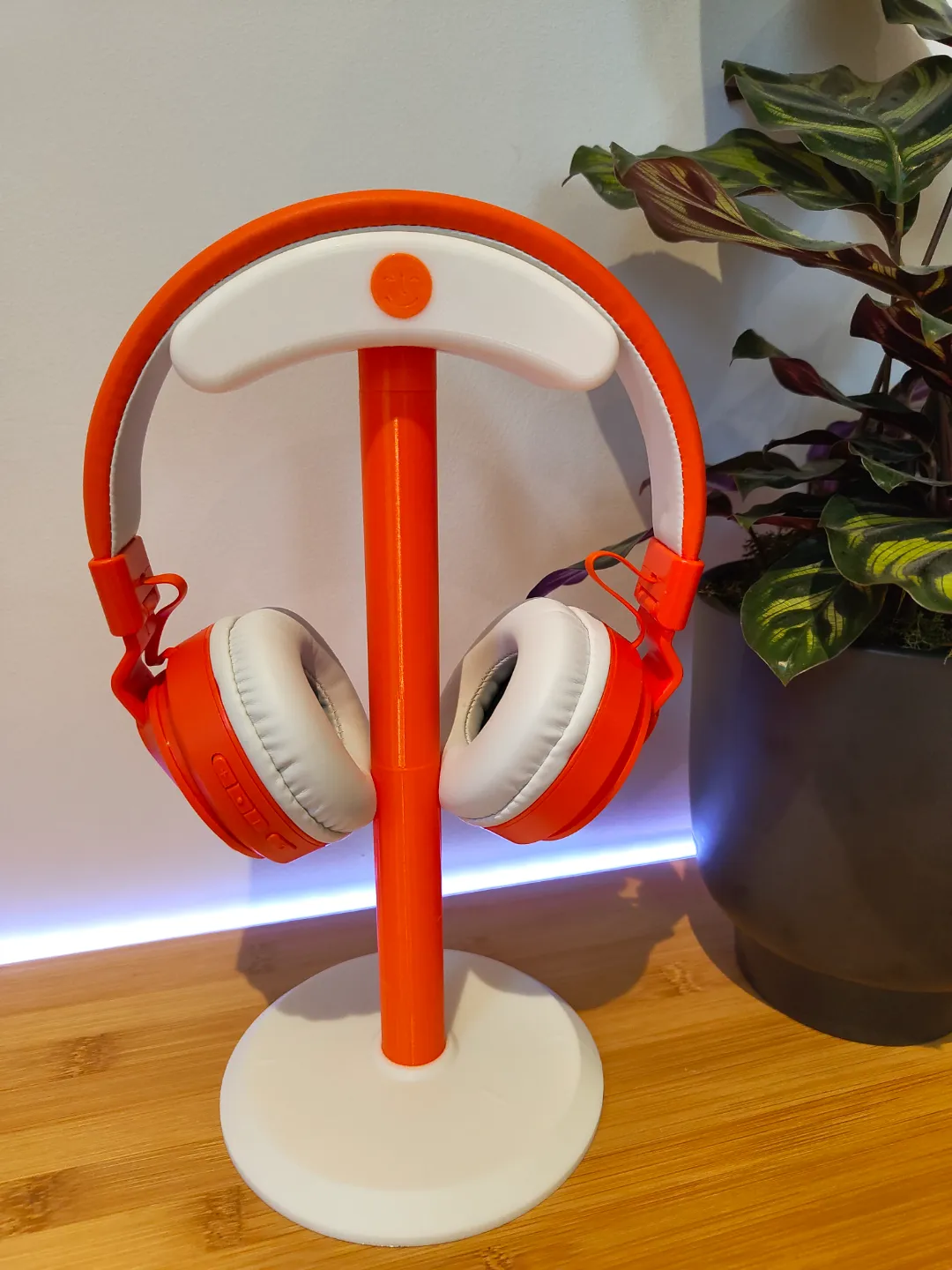 Yoto Wireless Headphone Stand, photo 3 of 4 - Yoto Wireless Headphone Stand Household