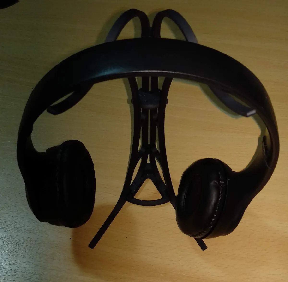 Minimalist Headphones Stand, photo 2 of 4 - Minimalist Headphones Stand Mobile & Device Accessories