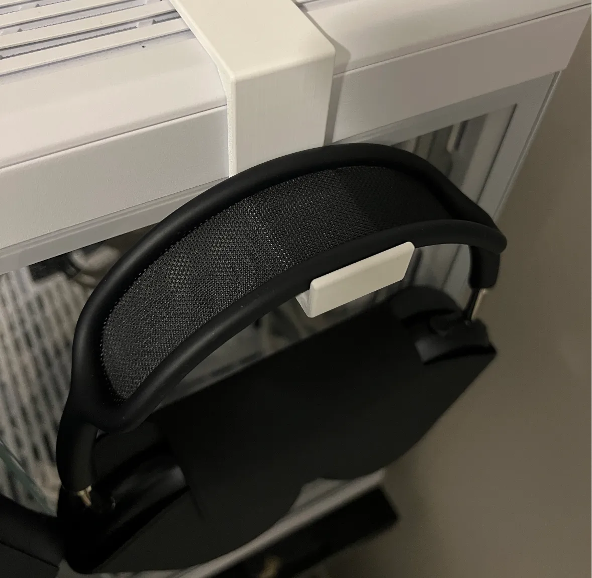 Hyte Y70 Headphone Holder - Office, in stock in India