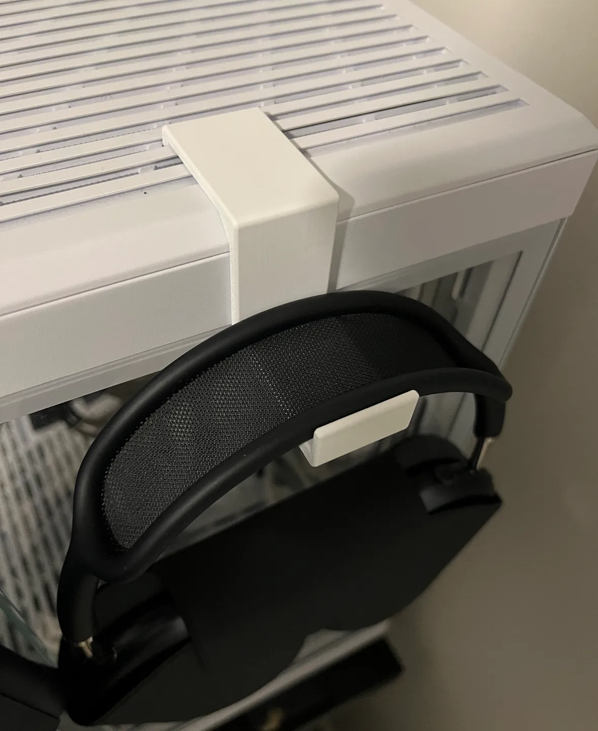 Hyte Y70 Headphone Holder, photo 2 of 4 - Hyte Y70 Headphone Holder Household