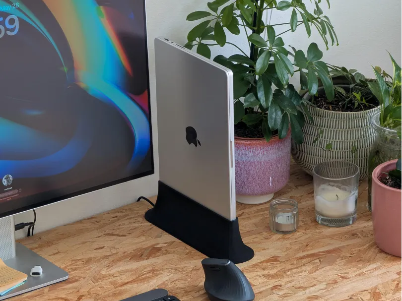 Vertical MacBook 14" dock