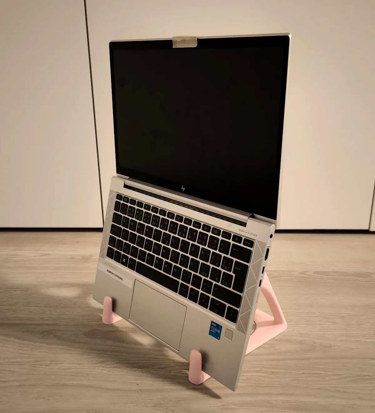 Laptop upright stand