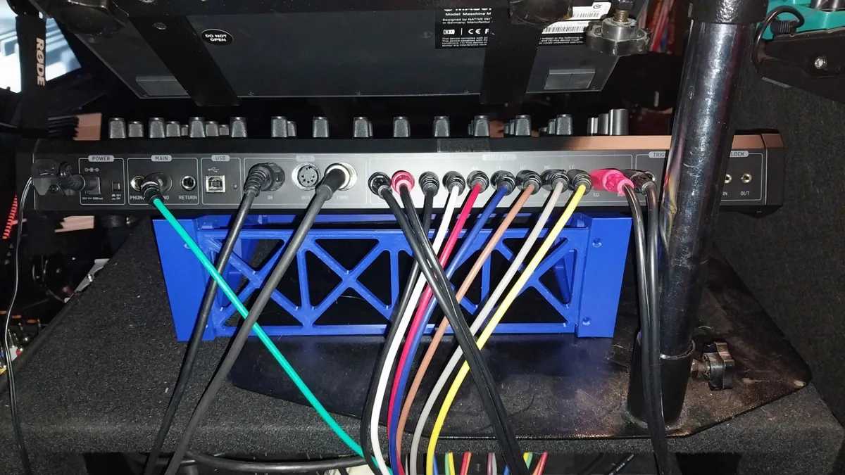 Behringer RD8 20 degree stand, photo 3 of 4 - Behringer RD8 20 degree stand Hobby & DIY