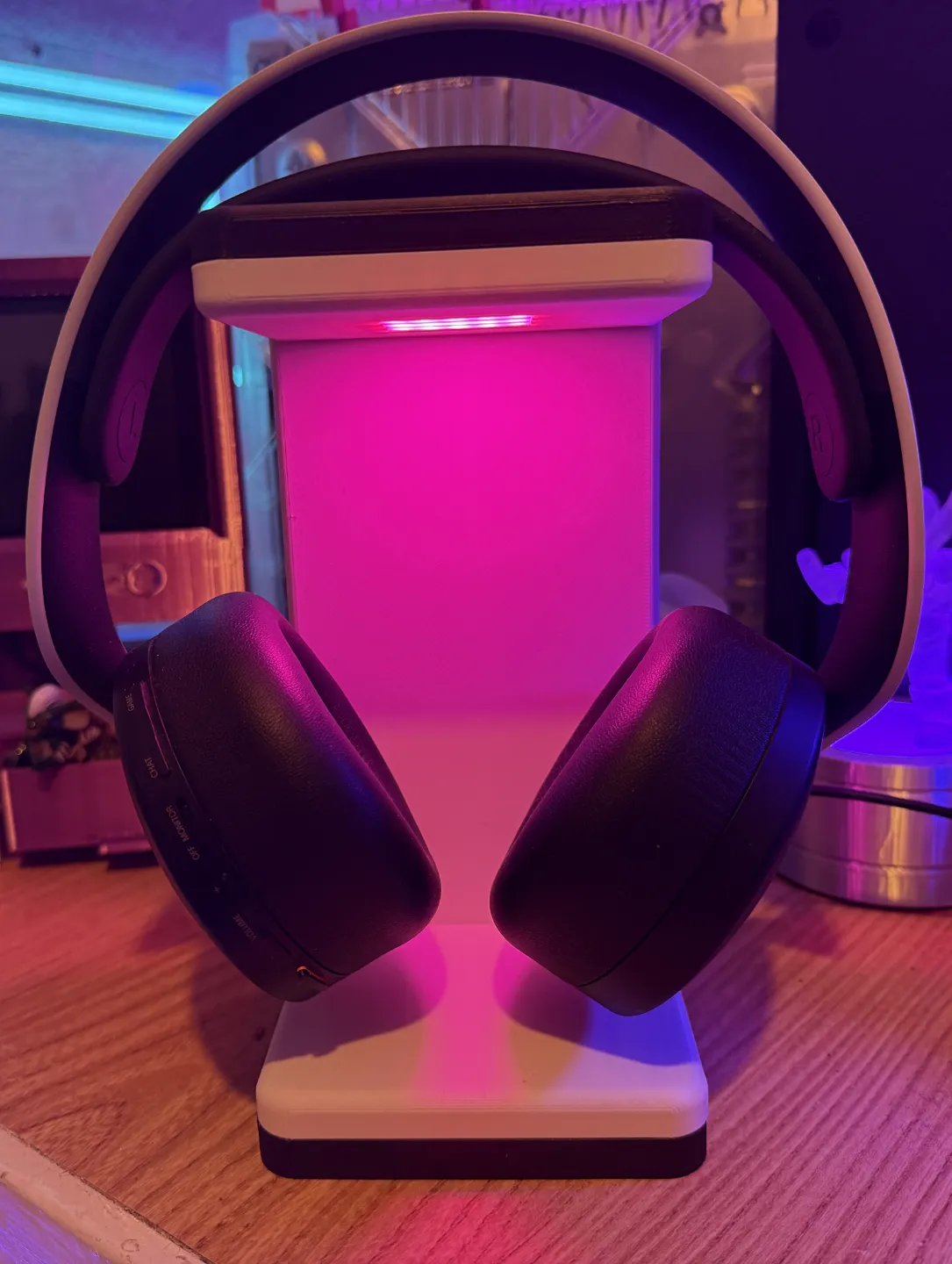 RGB Headphones and Controller Holder WLED + ESP32, photo 2 of 3 - RGB Headphones and Controller Holder WLED + ESP32 Hobby & DIY
