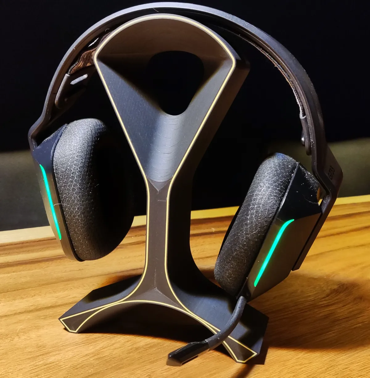 Headphone Stand - Modern Design, photo 3 of 4 - Headphone Stand - Modern Design Generative Art